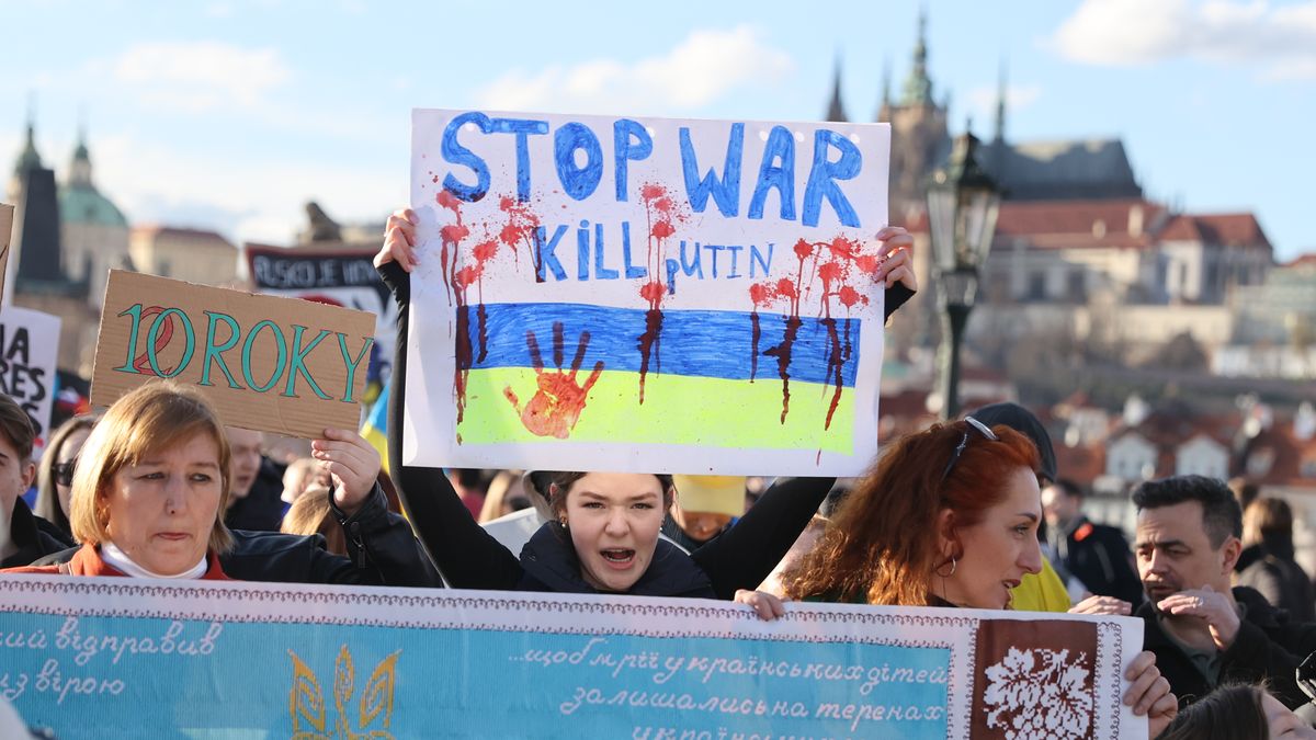 „Nejsme unavení“. Pochod za Ukrajinu žádá pomoc pro napadenou zemi